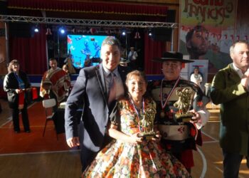 Pareja de Frutillar resultó ganadora en el XXVI Campeonato Regional de Cueca del Adulto Mayor
