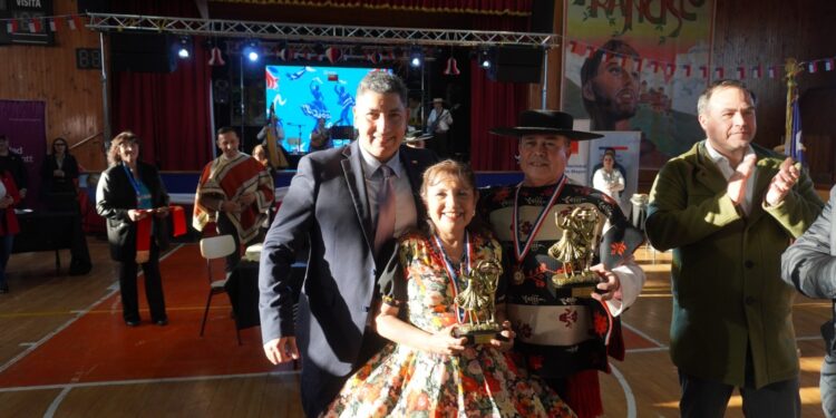 Pareja de Frutillar resultó ganadora en el XXVI Campeonato Regional de Cueca del Adulto Mayor