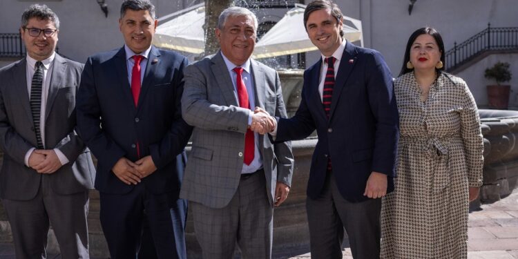Gobierno y comuna de Castro alcanzan acuerdo para concretar solución para residuos domiciliarios de la Isla Grande de Chiloé