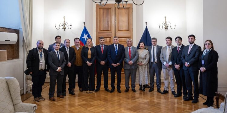 Gobierno y comuna de Castro alcanzan acuerdo para concretar solución para residuos domiciliarios de la Isla Grande de Chiloé