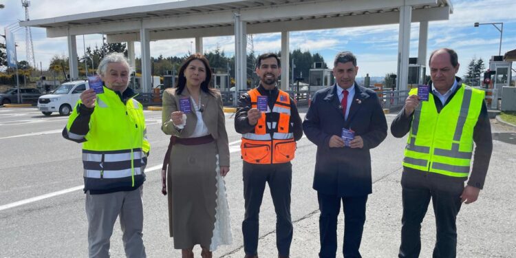 Seremi de la Mujer coordina difusión masiva de campaña preventiva contra la violencia hacia las mujeres en peajes y barcazas durante Fiestas Patrias