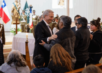 Presidente Kast asiste a velorio de cabo Aguilera: “Nos compromete a actuar con más fuerza”