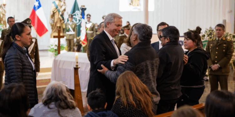 Presidente Kast asiste a velorio de cabo Aguilera: “Nos compromete a actuar con más fuerza”