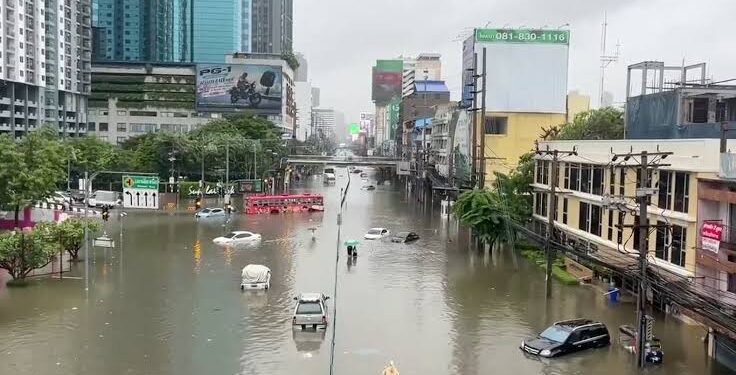 Bangkok declara estado de desastre en sus 50 distritos por graves inundaciones
