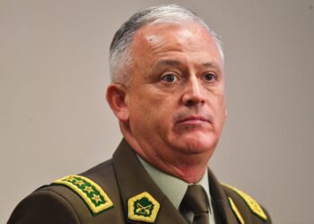 General Araya desmiente a Ricardo Yáñez por armamento en Carabineros y llama a “ser responsables»