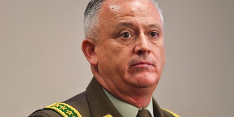 General Araya desmiente a Ricardo Yáñez por armamento en Carabineros y llama a “ser responsables»