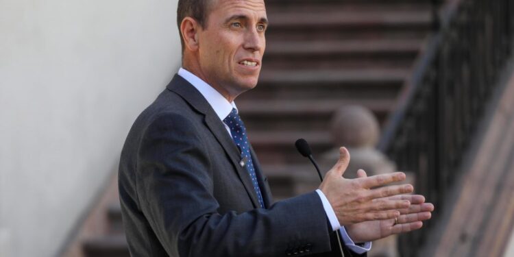 Arrau aborda casos de corrupción en Gendarmería y defiende las nuevas Reglas de Uso de la Fuerza