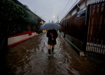 Alerta Roja en la Región Metropolitana por fuertes lluvias del sistema frontal