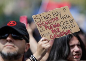 Incidentes marcan marcha por el 18-O en Santiago: Metro cierra estaciones y Carabineros dispersa a manifestantes