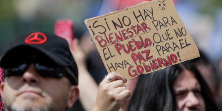 Incidentes marcan marcha por el 18-O en Santiago: Metro cierra estaciones y Carabineros dispersa a manifestantes