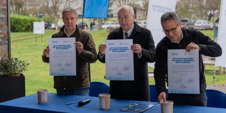 EMPRESAS FERIA DE OSORNO Y RILESUR DONARON MÁS DE 22 TONELADAS DE COMPOST PARA PLAZAS Y PARQUES DE LA CIUDAD
