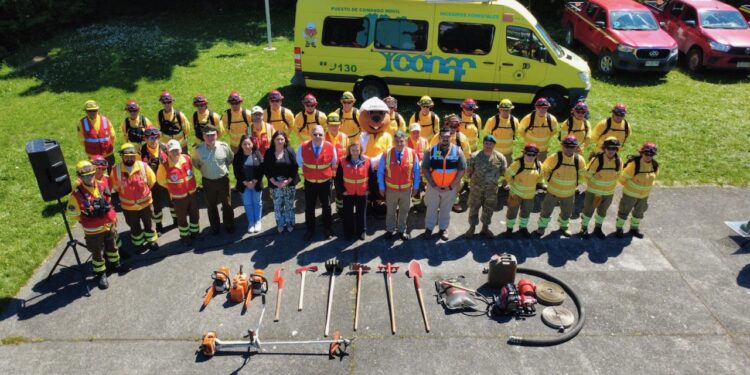 Región de Los Lagos: Despliegue de 22 brigadas y tres helicópteros para enfrentar incendios forestales en temporada veraniega